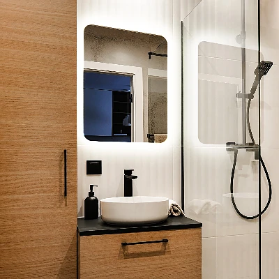 Rectangular mirror with rounded edges and LED lighting
