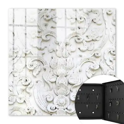 Key cabinet White ornaments in fine shapes