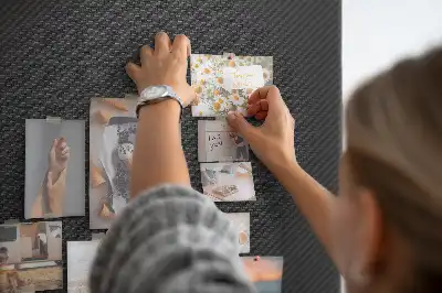 Dark theme cork note board