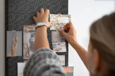 Dark theme cork note board