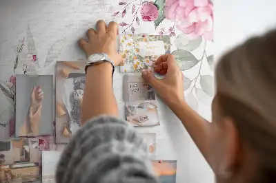 Flowery edge cork note board