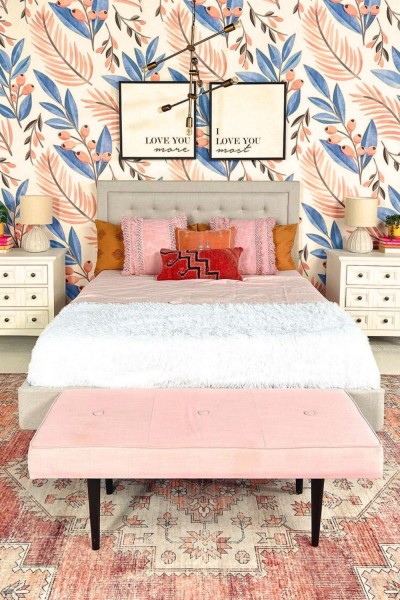 Pantone Peach Fuzz - color of the year 2024