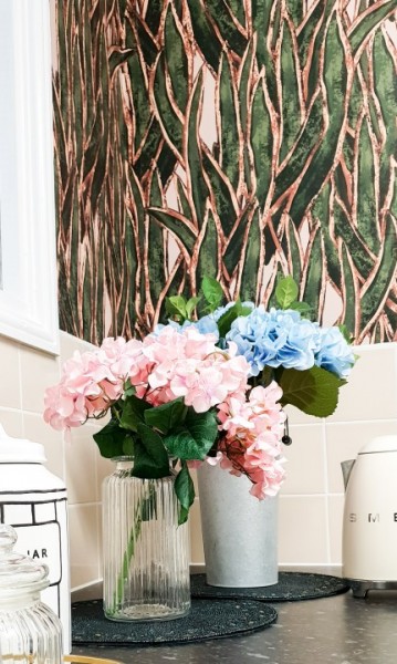 Blooming decorations - trinkets and wallpapers