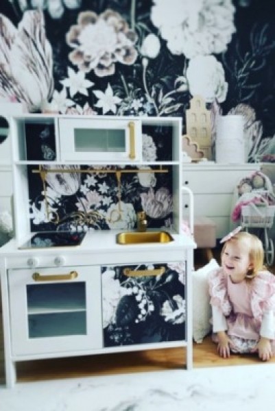 How to quickly change the appearance of old IKEA furniture using stickers?