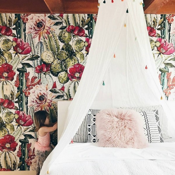 Summer all year round - your flat decorated with summer colours thanks to removable wallpaper